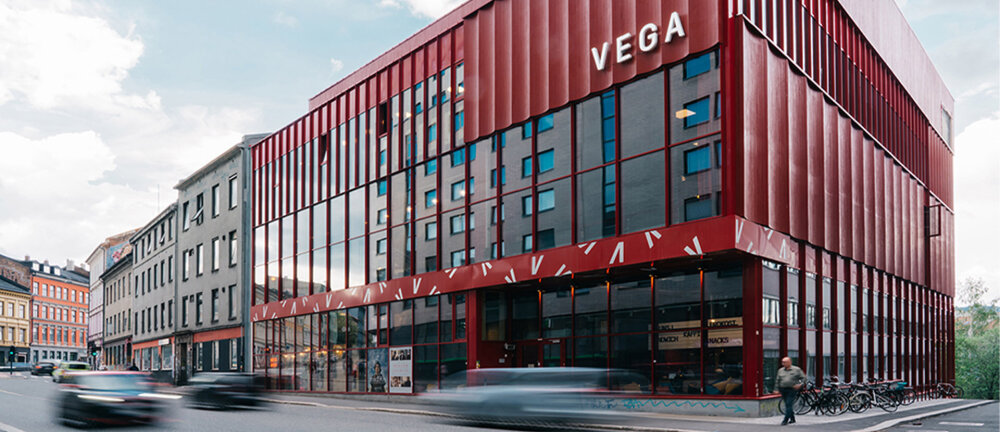 Den røde fasaden på Vega Scene.