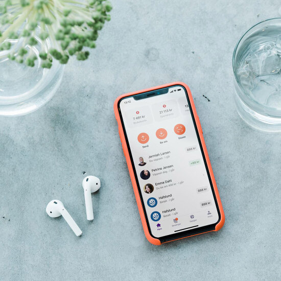 Bildet viser en mobiltelefon på et bord med Vipps-appen åpen. Vipps vant Innovasjonsprisen for universell utforming 2020 og kategorien for tjenestedesign.