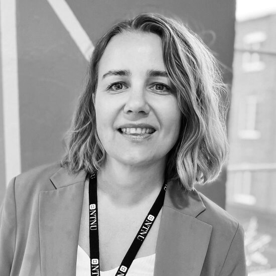 Portrettfoto av smilende kvinne med skulderlangt hår.