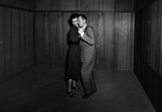 Grete Prytz Kittelsen og mannen Arne Korsmo danser sammen i deres nyoppførte hus i Planetveien 12 i Oslo.