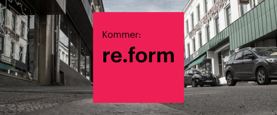 Bilde av gate med grafikk; «Kommer: re.form» på rosa bakgrunn.