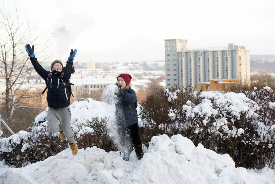 To barn leker i snøen i Oslo