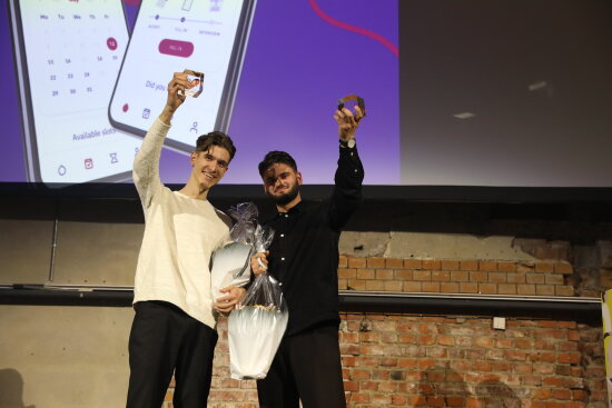 Kevin Ehrenberg og Adelin Gashi mottar DOGA-merket for design og arkitektur.