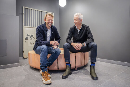 Bjørn Fjellstad, CEO i Vestre, ser smilende inn i kamera sammen med Tor Inge Hjemdal, administrerende direktør i DOGA.