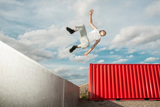 En skater i et luftig hopp.