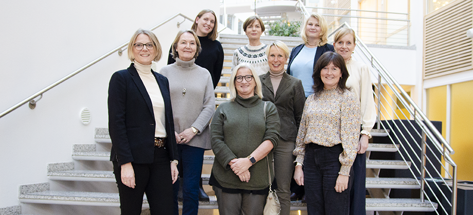 Gruppebilde med ni kvinner. 