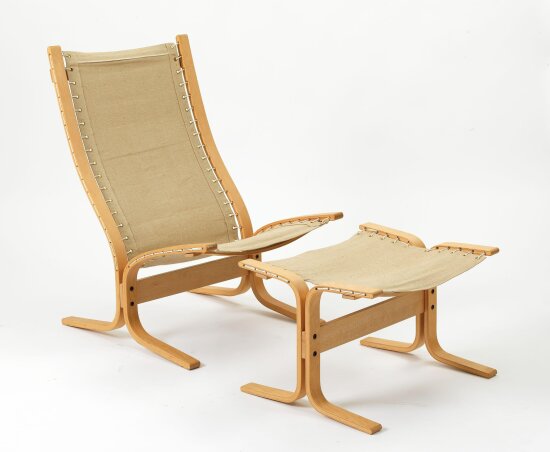 Bilde av Siesta-stolen med fotskammel på hvit bakgrunn. Stolen er designet av Ingmar Relling.