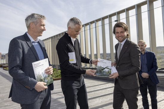Dokument overrakt til statssekretær Vegard Wennesland utendørs.