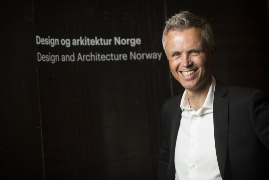 Nærbilde av Tor Inge Hjemdal mot en svart bakgrunn
