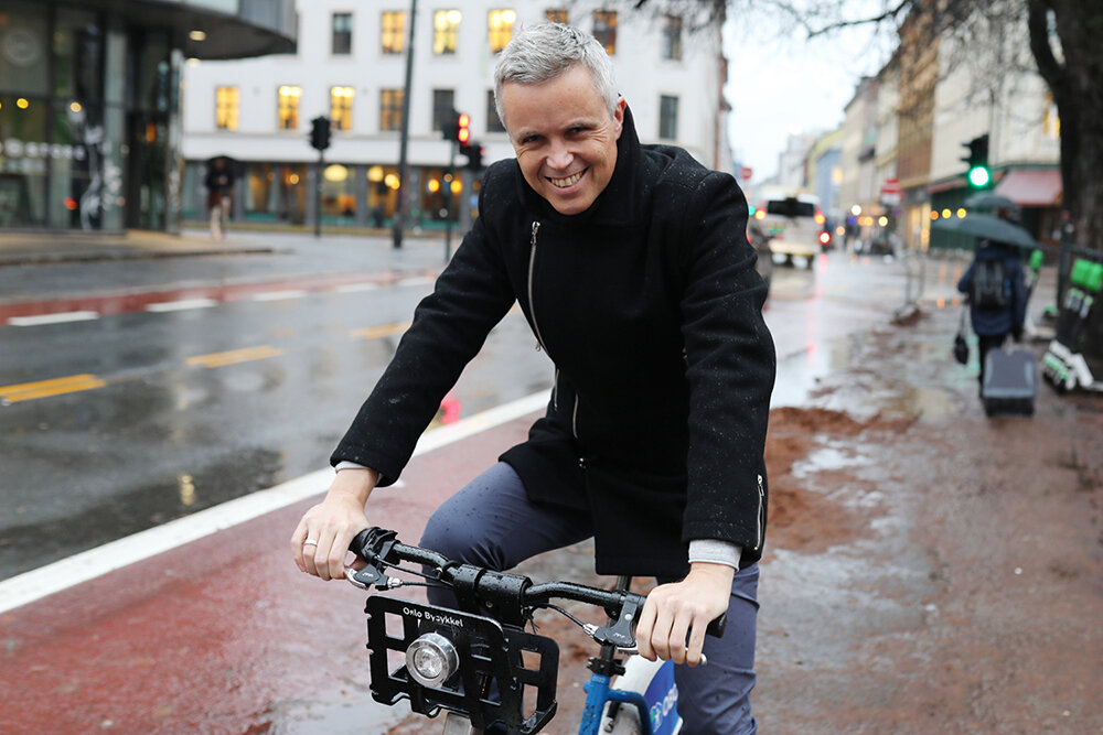 Tor Inge Hjemdal på sykkel i Oslo sentrum