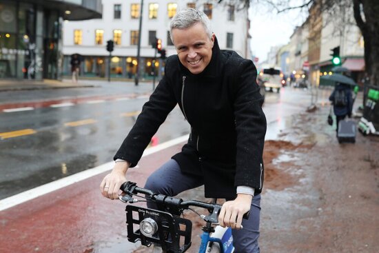 Tor Inge Hjemdal på sykkel i Oslo sentrum