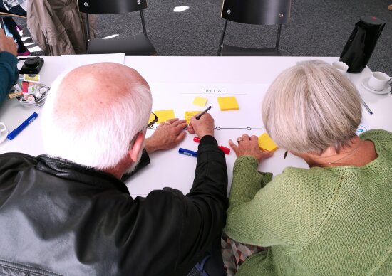 En eldre mann og dame deltar i brukerundersøkelser.