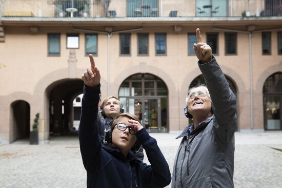 Ung gutt og eldre mann peker oppover