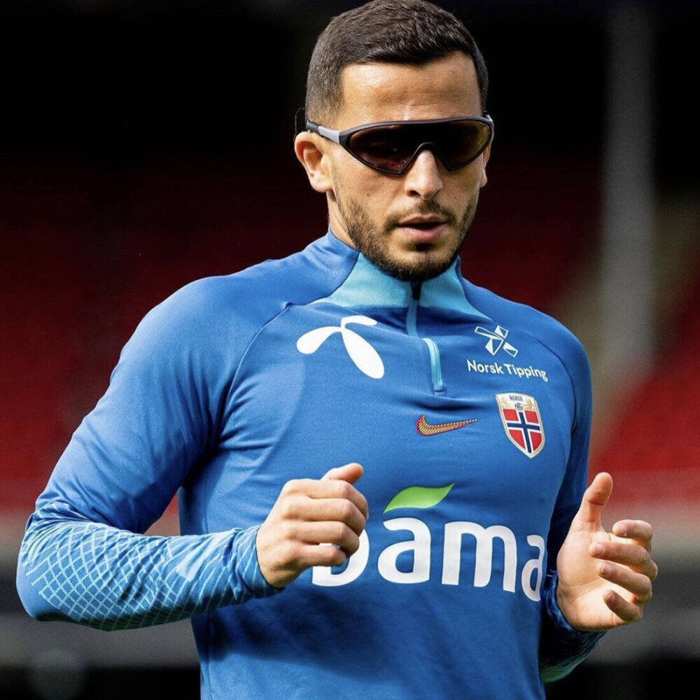 Bildet viser Omar Elabdellaoui med spesialtilpassede briller fra Kaibosh.