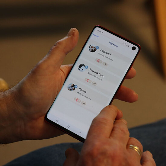 Bildet viser en telefon med Nyby-appen åpen. 