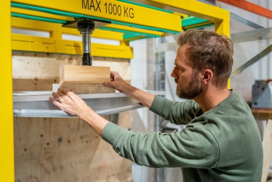 Mann tester materialer i Banos fabrikklokaler.
