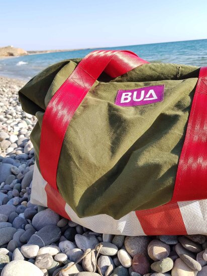BUA-bag laget av militære knappetelt og reklameseil i mesh.