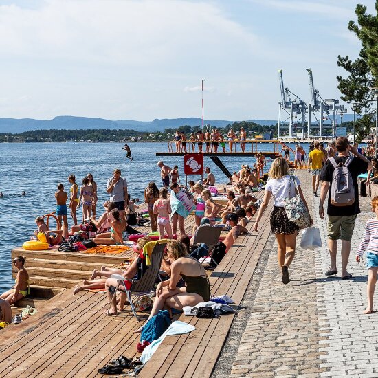 Bekkelagsbadet_En-typisk-sommerdag-på-brygga_tove-lauluten