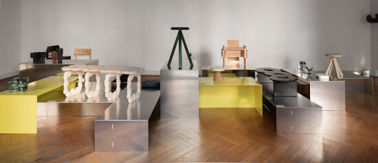 Alle objektene som skulle stilles ut på Norwegian Presence 2022 samlet i et rom.