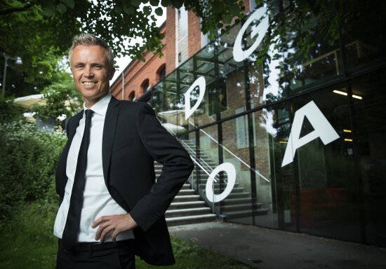 Tor Inge Hjemdal, administrerende direktør i DOGA. Han står ute, med DOGA-bygget i bakgrunnen.