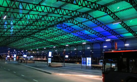Stålkonstruksjon i taket på bussterminal