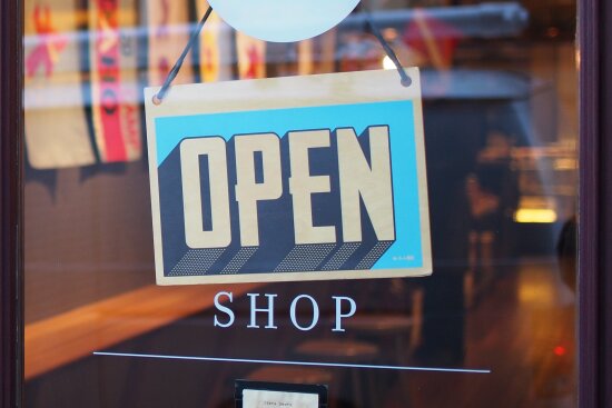 Bilde av dørskilt med påskriften Open shop