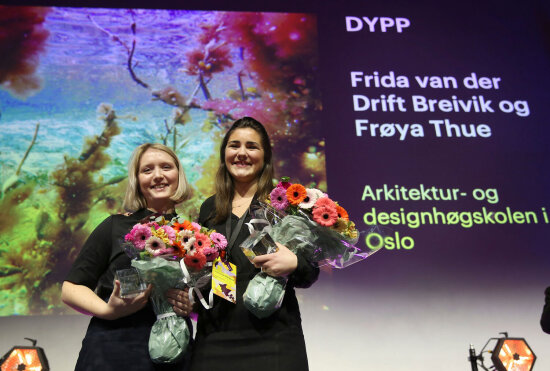 Frøya Thue og Frida van der Drift Breivik mottok DOGA Hedersmerket 2019 for sitt diplomprosjekt DYPP