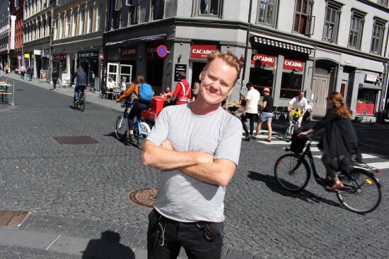 Dr. Steven Fleming i Torggata i Oslo. Syklister i bakgrunn.