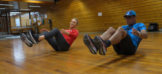 Bildet viser to personer som gjør en treningsøvelse.