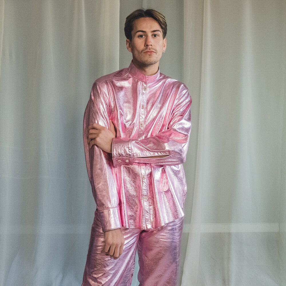 Rosa glinsende skjorte og bukse på mannlig modell. Laget av klesmerket Gobmi.