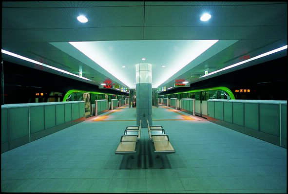 This picture shows an all inclusive subway platform