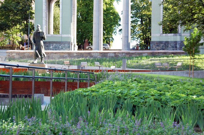 This photo illustrates Schandorff square with all its floral touch