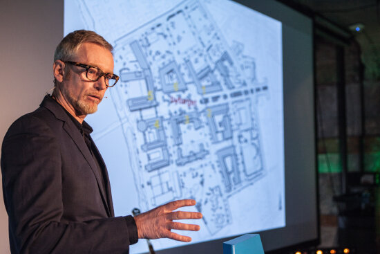 John Arne Bjerknes, juryleder for Innovasjonsprisen for universell utforming, presenterer prosjektet St. Olavs Hospital som vant i 2014.