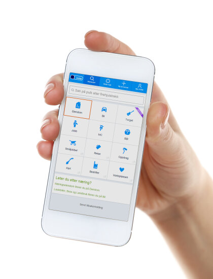 En hånd som holder opp en hvit smarttelefon, og viser frem skjermen med appen fra finn.no. Skjermen er delt inn i ruter med eiendom, bil, torget, jobb, mc, båt, småjobber, reise, oppdrag, kart, bedrifter, møteplassen.