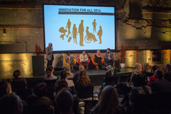 Mennesker på scene foran publikum på paneldebatt på konferansen Innovation for All 2016.