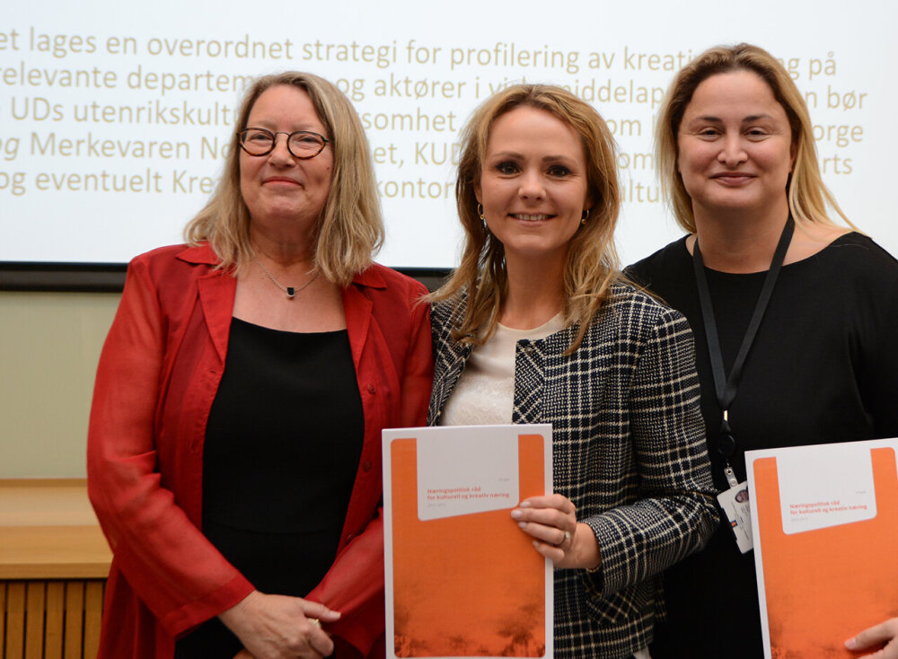 Fra venstre Anne Britt Gran, sekretær for Næringspolitisk råd og leder for BI Centre for Creative Industries, kulturminister Linda Hofstad Helleland og statssekretær Dilek Ayhan fra Næringsdepartementet. 