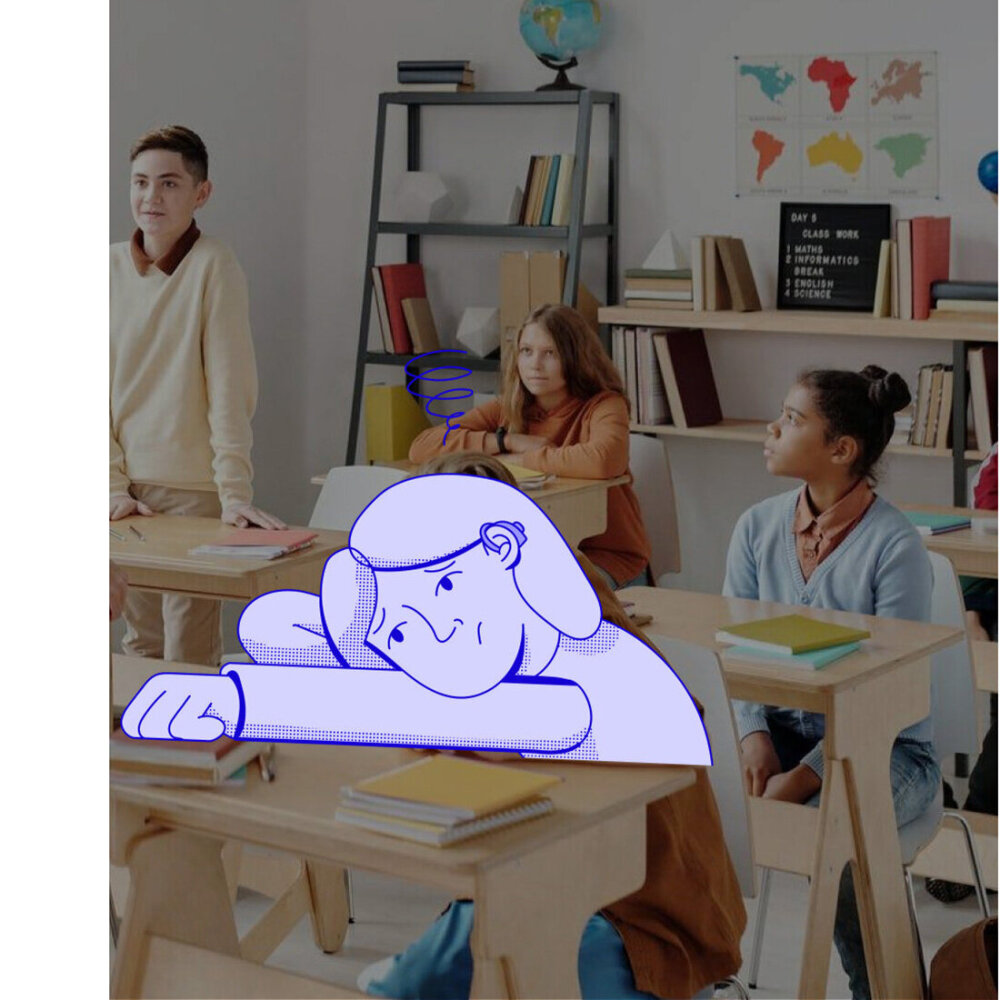 Illustrasjon av ei jente med høreapparat i et klassemiljø, hun ligger over pulten og ser sliten ut.