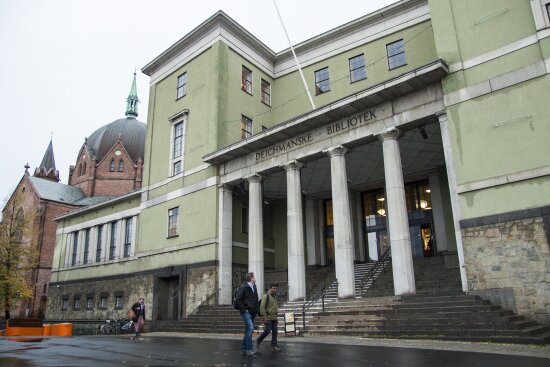 Hovedinngangen ved gamle Deichmanske bibliotek (hovedbiblioteket) i Oslo.