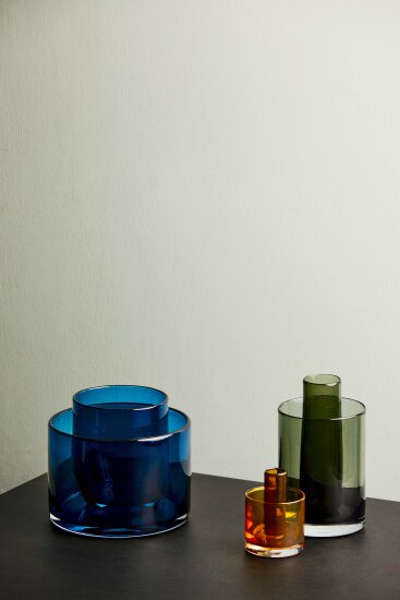 Tre vaser i ulik størrelse, en i blått, en i brunt og en i grønt glass. Serien kalles Volume Vases, er designet av Erik Wester og skal stilles ut på den norske fellesutstillingen Norwegian Presence under Milano Design Week 2019.
