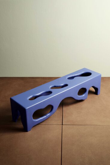 En blåmalt benk, med abstrakt formede huller i treverket, designet av Henrik Ødegaard. Benken skal stilles ut på den norske fellesutstillingen Norwegian Presence under Milano Design Week 2019.