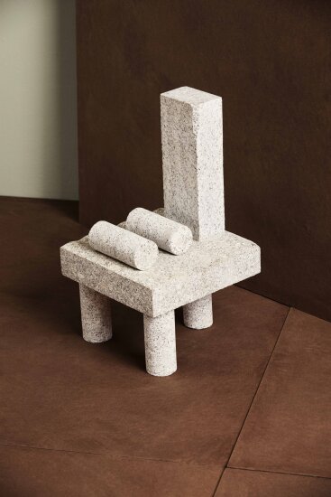 En liten steinskulptur som ser ut som en stol. Laget av kunsthåndverker Kent Fonn Skåre kal stilles ut på den norske fellesutstillingen Norwegian Presence under Milano Design Week 2019.