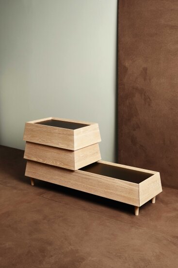 En lav skuffeseksjon i lyst treverk, med sorte plater oppå. Designet av KnudsenBergHindenes og skal stilles ut på den norske fellesutstillingen Norwegian Presence under Milano Design Week 2019.