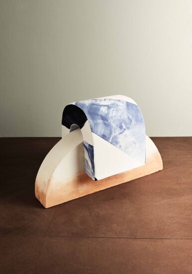 En abstrakt tolkning av en stol trukket med fargerikt stoff i blålige, hvite og rustrøde nyanser. Designet av Mijo Studio og skal stilles ut ved den norske fellesutstillingen under Milano Design Week 2019.