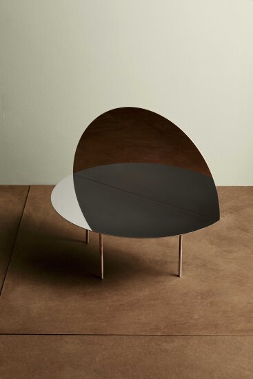 Et rundt bord i aluminium, der halve borplaten er brettet opp. Bordet har fått navnet Half Moon Table og er designet av Tron Meyer. Skal stilles ut ved den norske fellesutstillingen under Milano Design Week 2019.