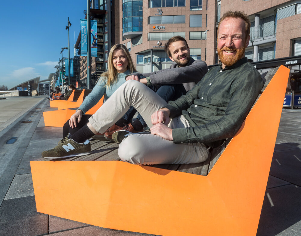Ida Aandal Røijen fra DOGA, Jan Christian Vestre fra Vestre og Christian Lodgaard fra Flokk på Vestres møbler på Aker brygge.