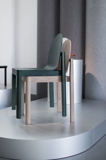 To stablede stoler; «Frame Chair», prototype av Stine Aas.