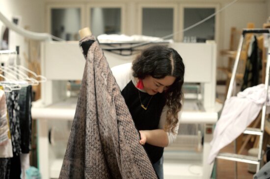 Kunsthåndverker Pearla Pigao arbeider med tekstiler i sitt studio.