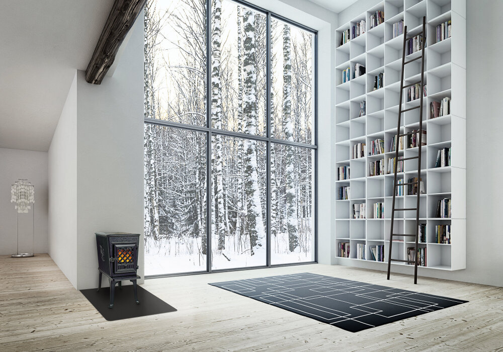 Jøtul-ovn i et hvitt rom med snø utenfor.