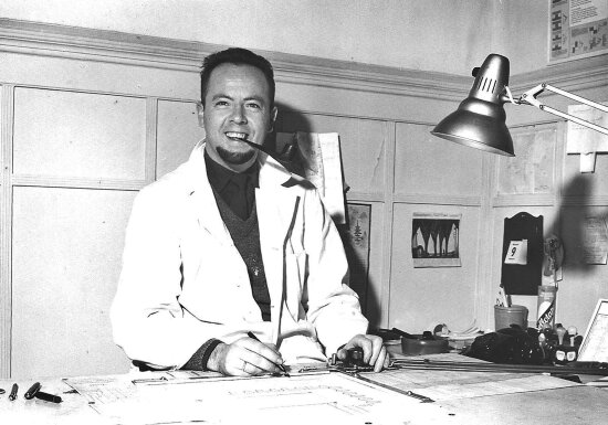 Bildet viser designer Hans Brattrud som ung, sittende ved et tegnebord