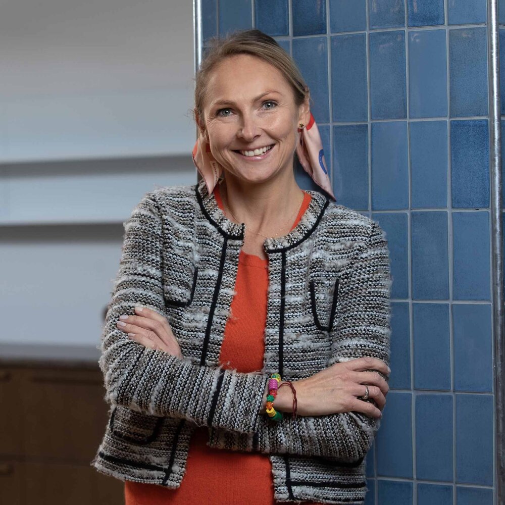Victoria med et stort smil og et fargerikt skjerf i håret. 